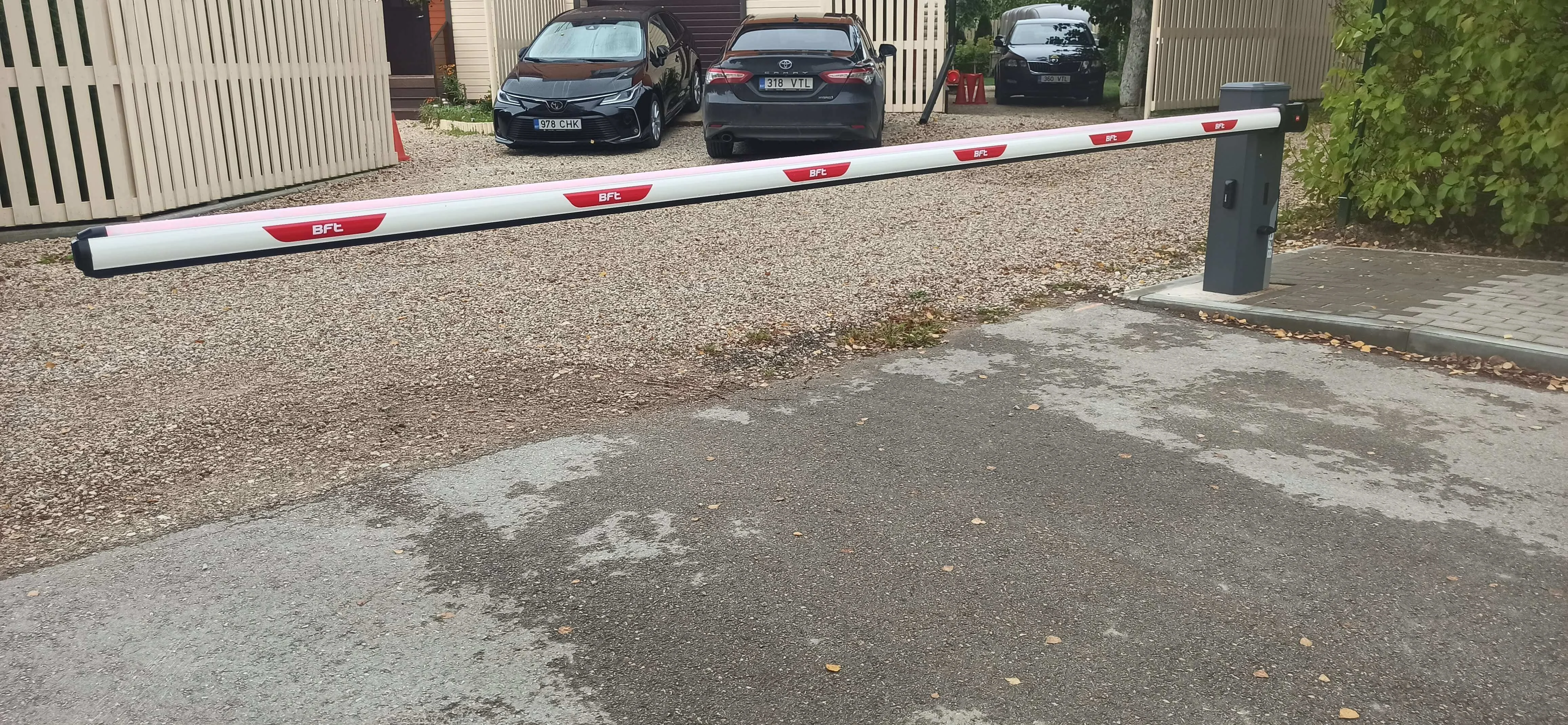 Väravaautomaatika - mootorid ja juhtpaneel liugväravale paigaldatud