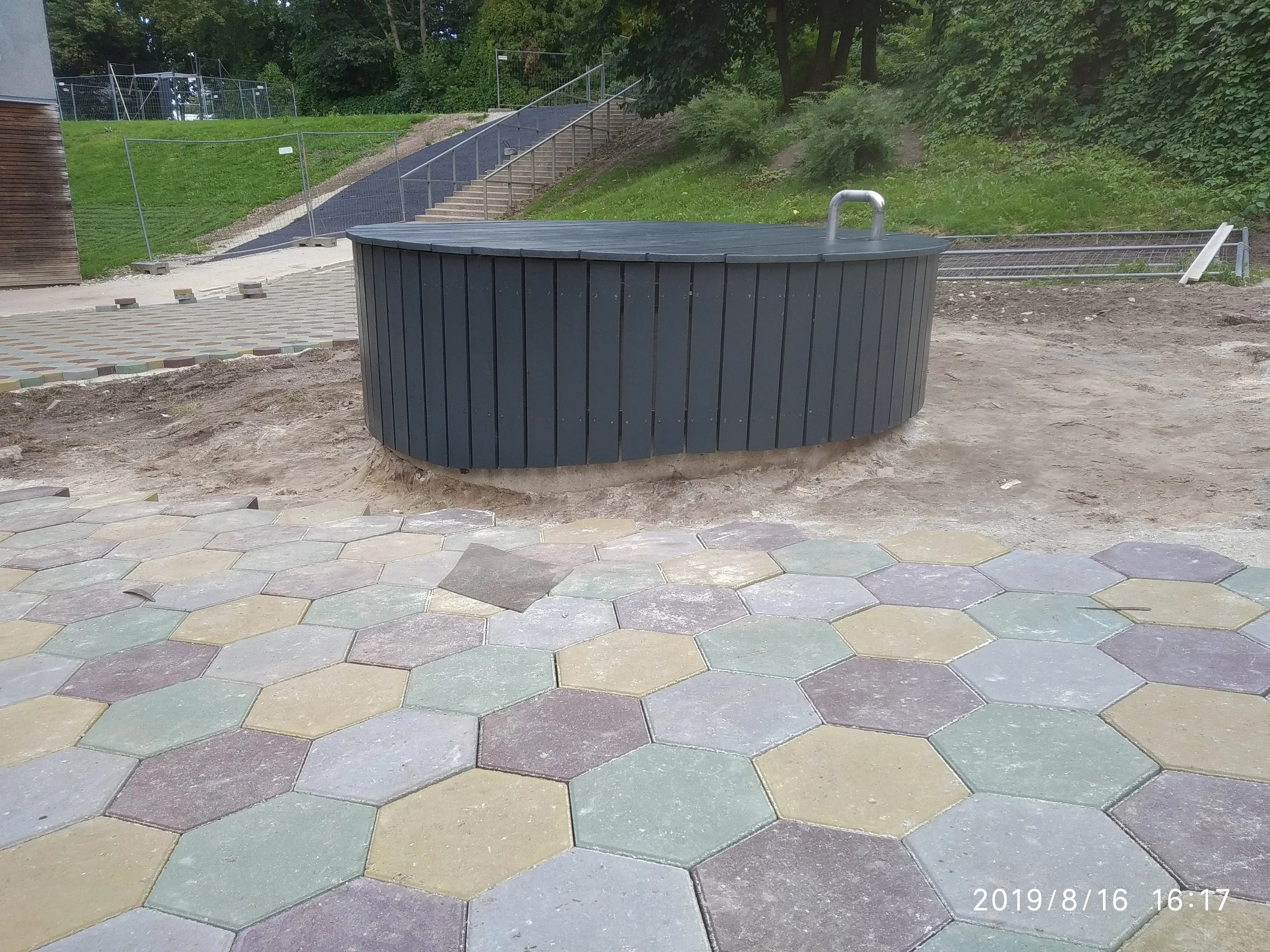 Erilahendus - ümmargune tumehall puitkonstruktsioon avalikus ruumis