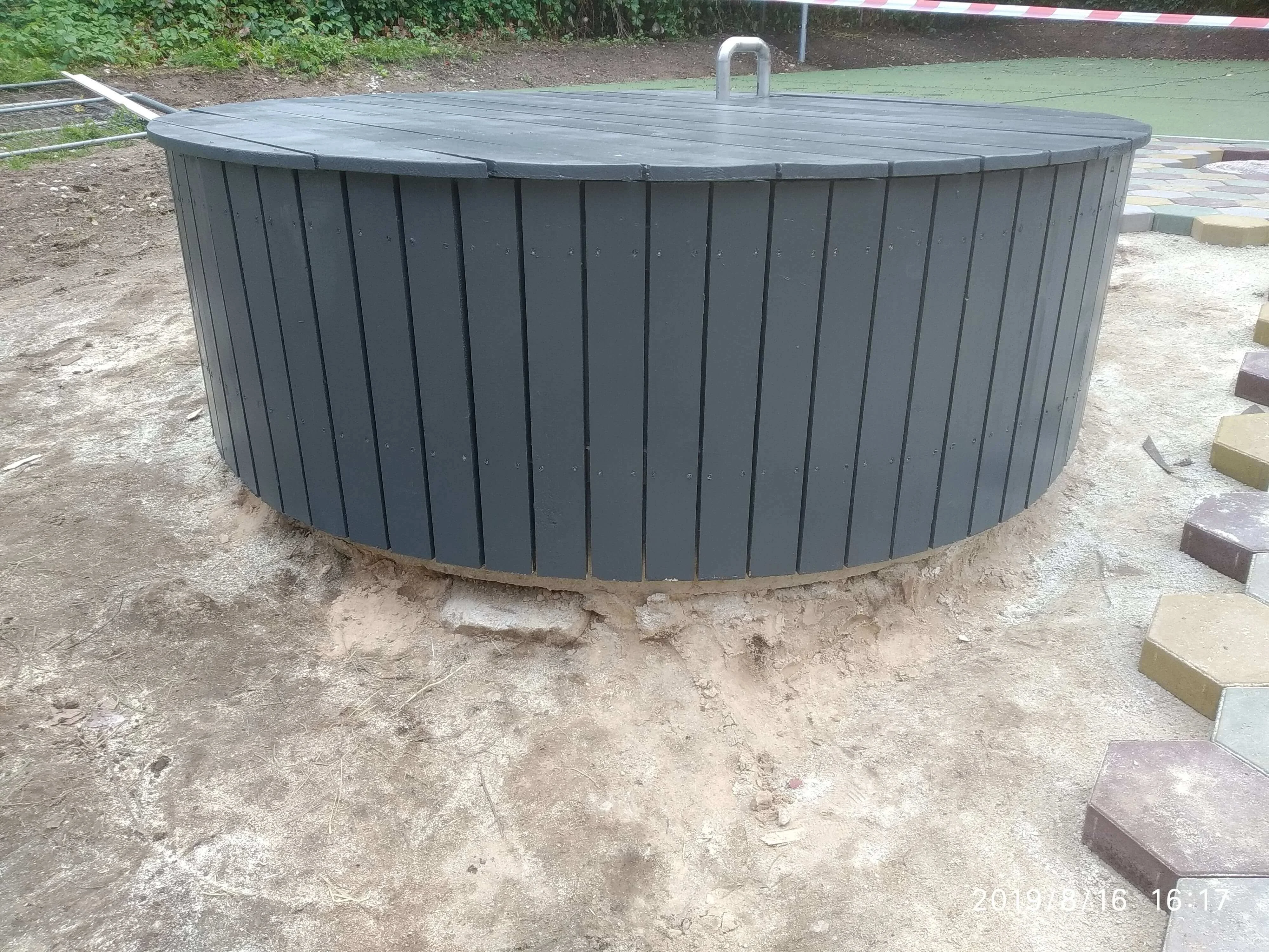 Erilahendus - puidust eriprojekt paigaldamisel ehitusplatsil