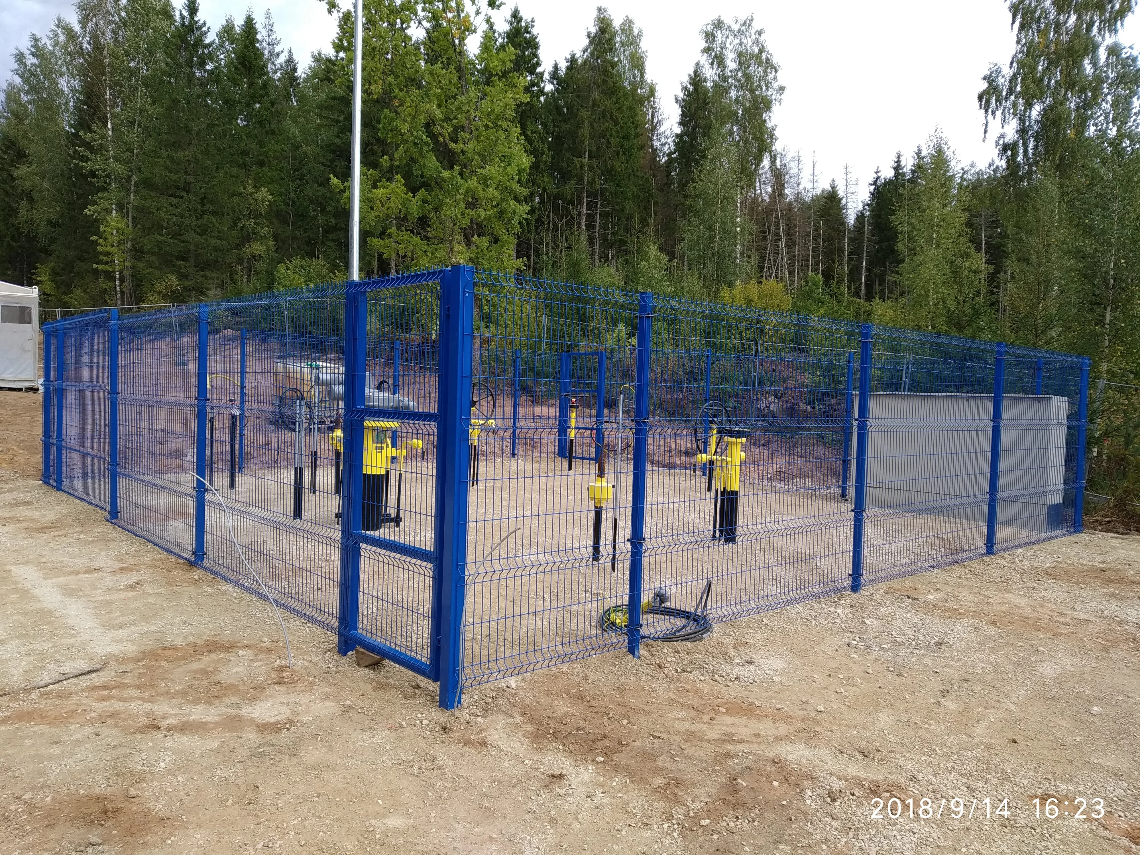 Keevispaneel - sinine 3D traatpaneelaed koos väravaga metsaäärses aias