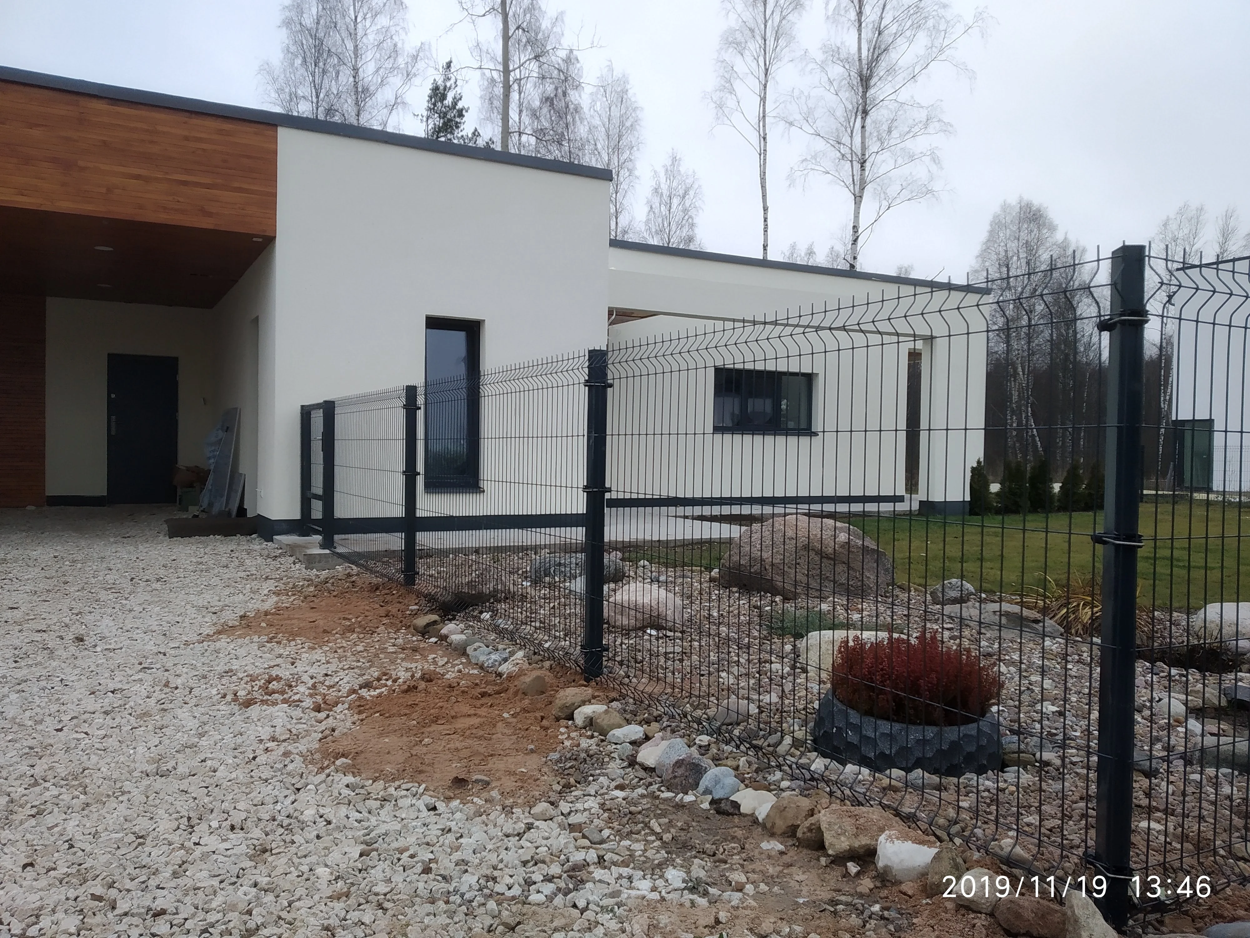 Keevispaneel - antratsiithall 3D traatpaneelaed modernse maja kõrval