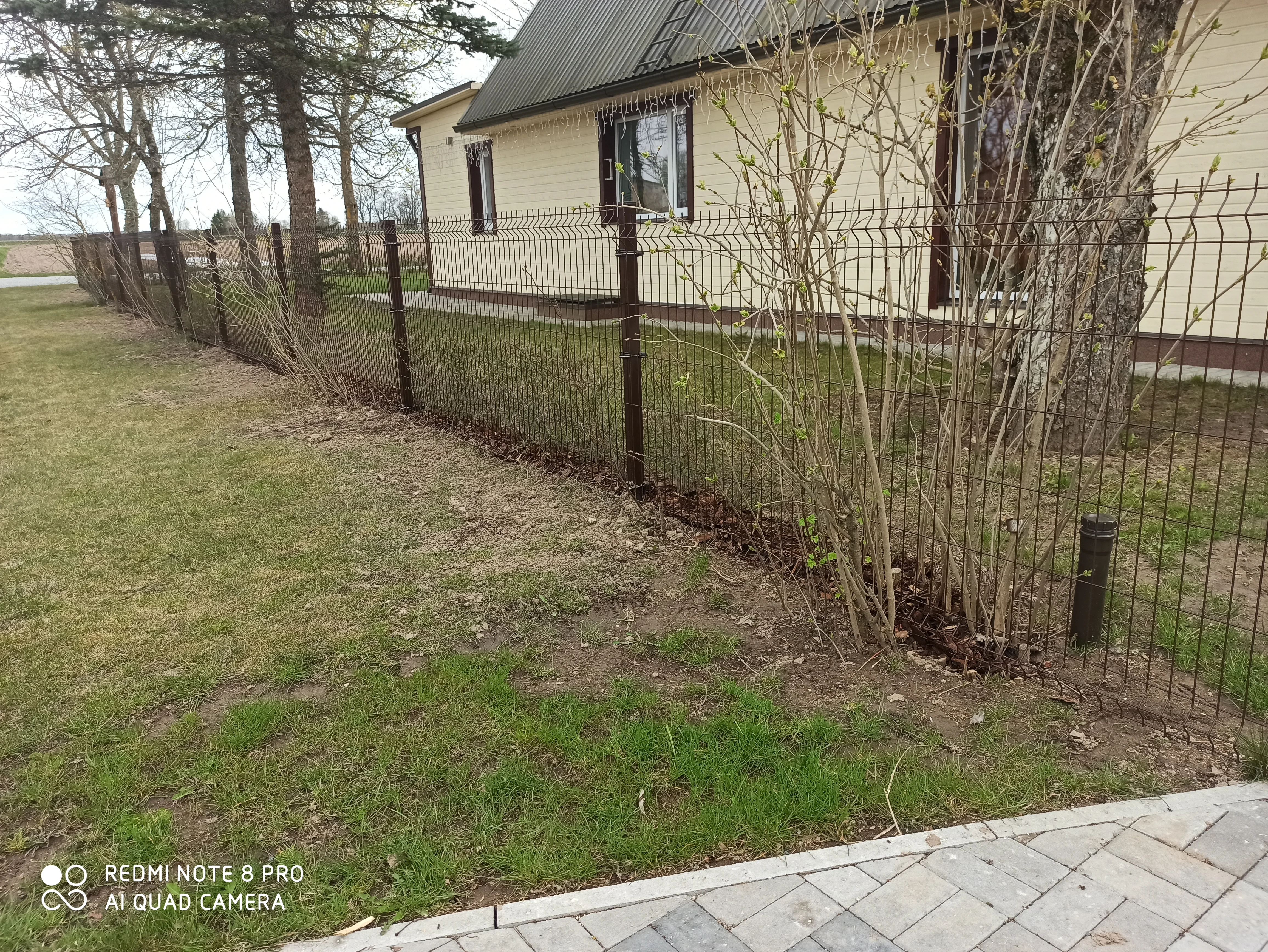 Keevispaneel - pruun keevispaneelaed metalpostidel maakohas