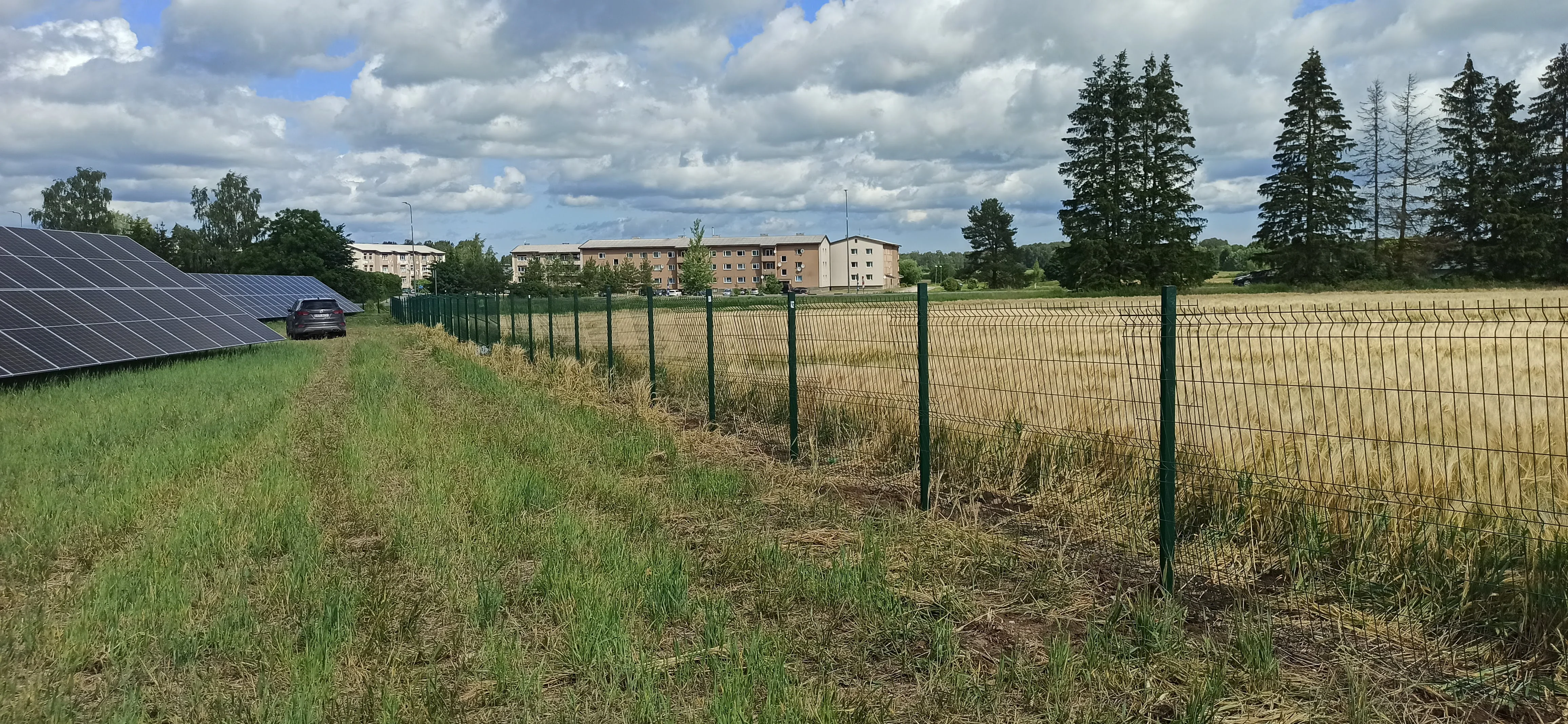 Keevispaneel - roheline 3D traatpaneelaed päikesepaneelipargi ümber