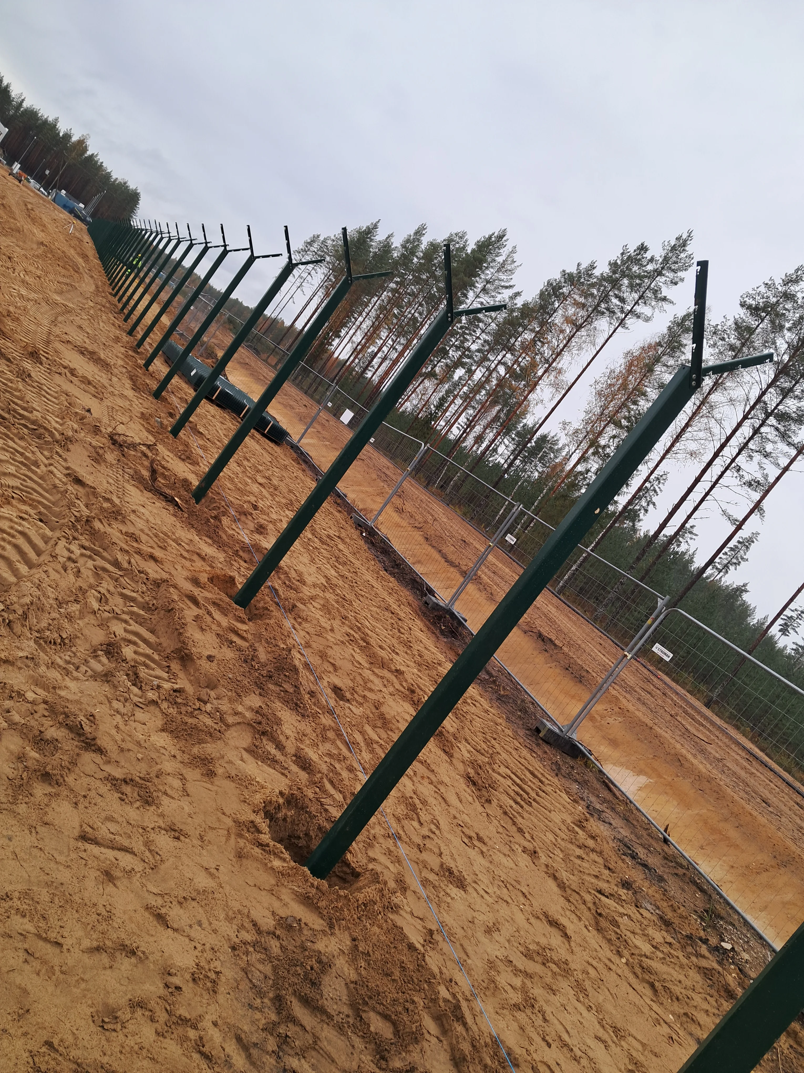 Keevispaneel - roheline 3D traatpaneelaed Y-postidel paigaldamisel