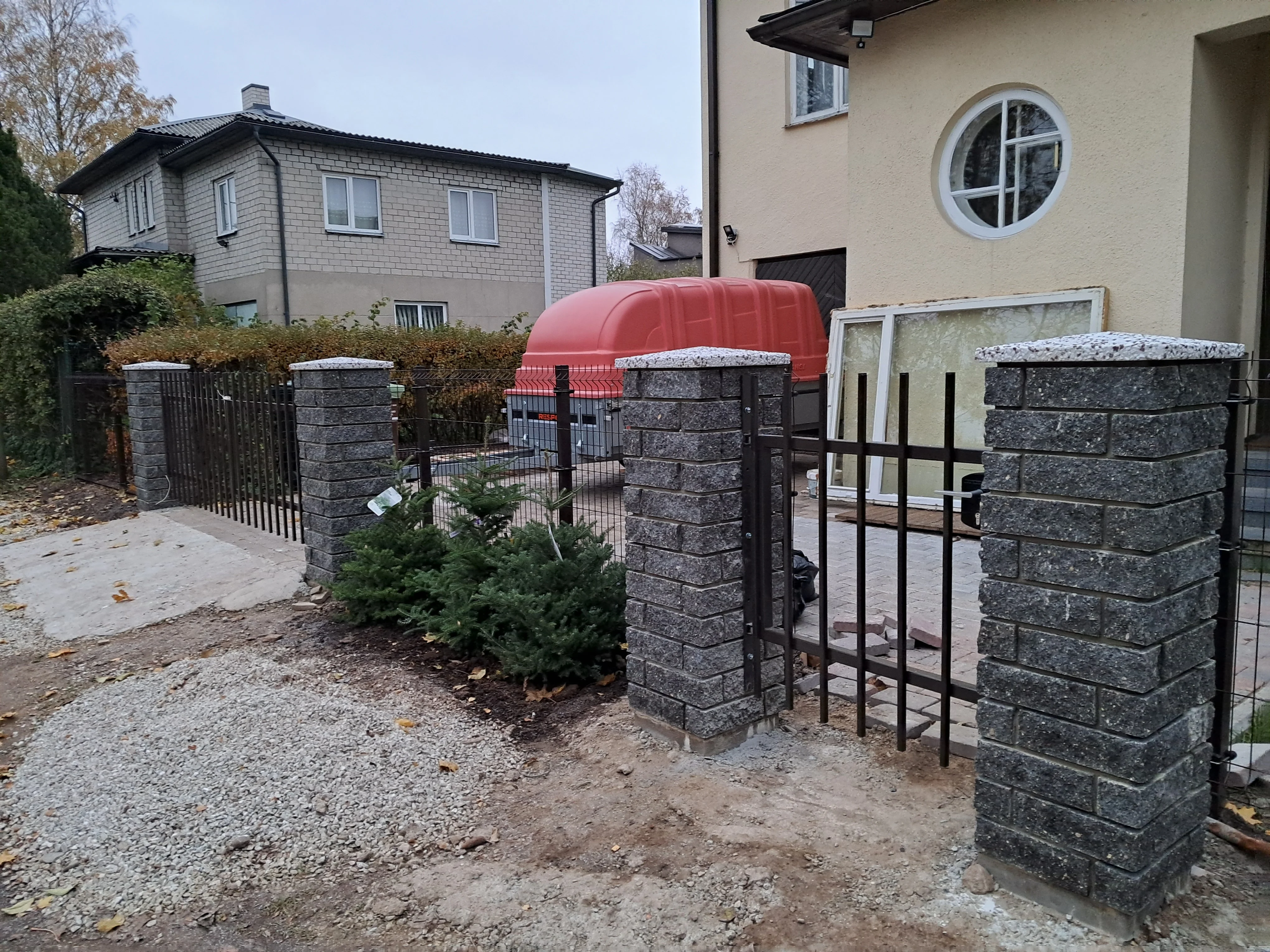 Kivipost - betoonpostid must metallvarbaedega eramaja sissesõidul