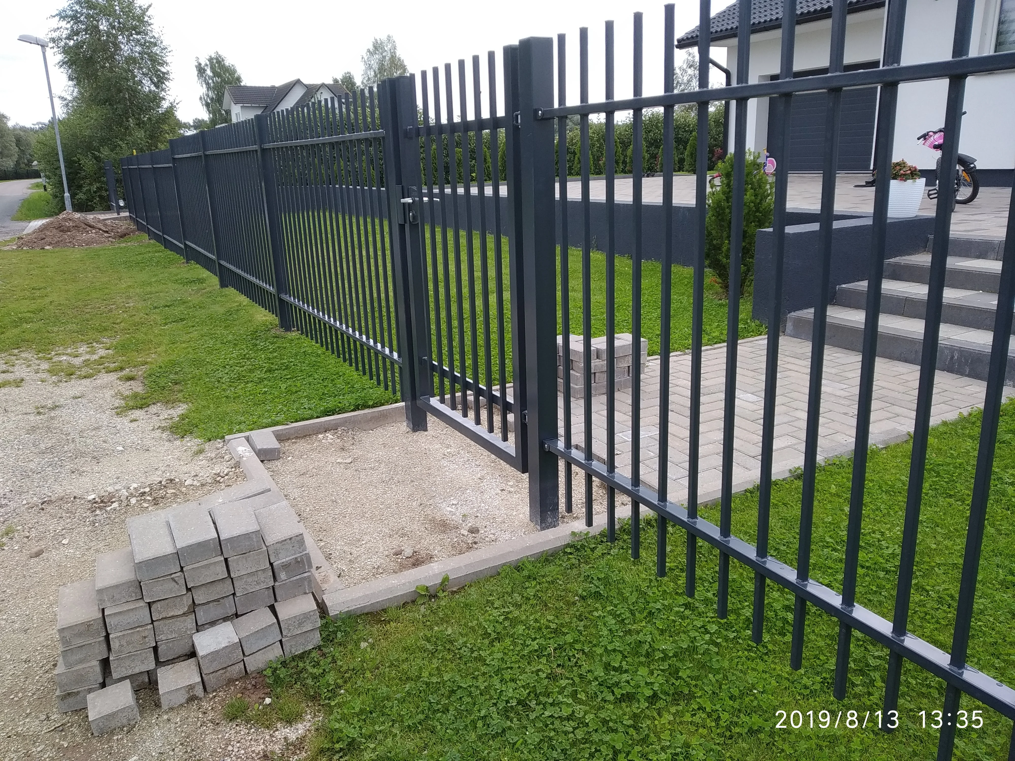 Metallaed - antratsiithall metallvarbaed eramu hoovis Pärnus