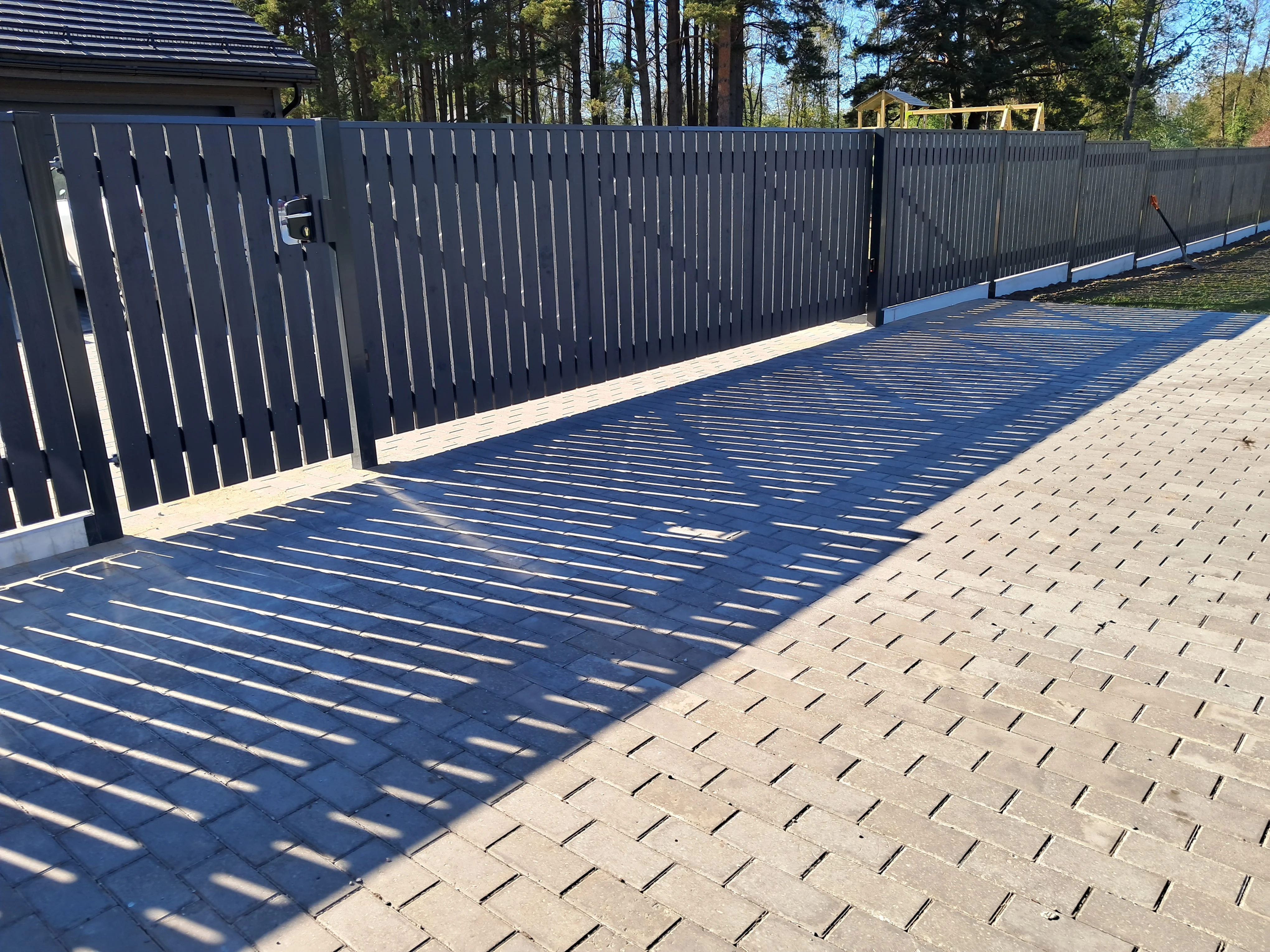 Puitaed - antratsiithall horisontaalne laudis eramu aias, nurgavaade