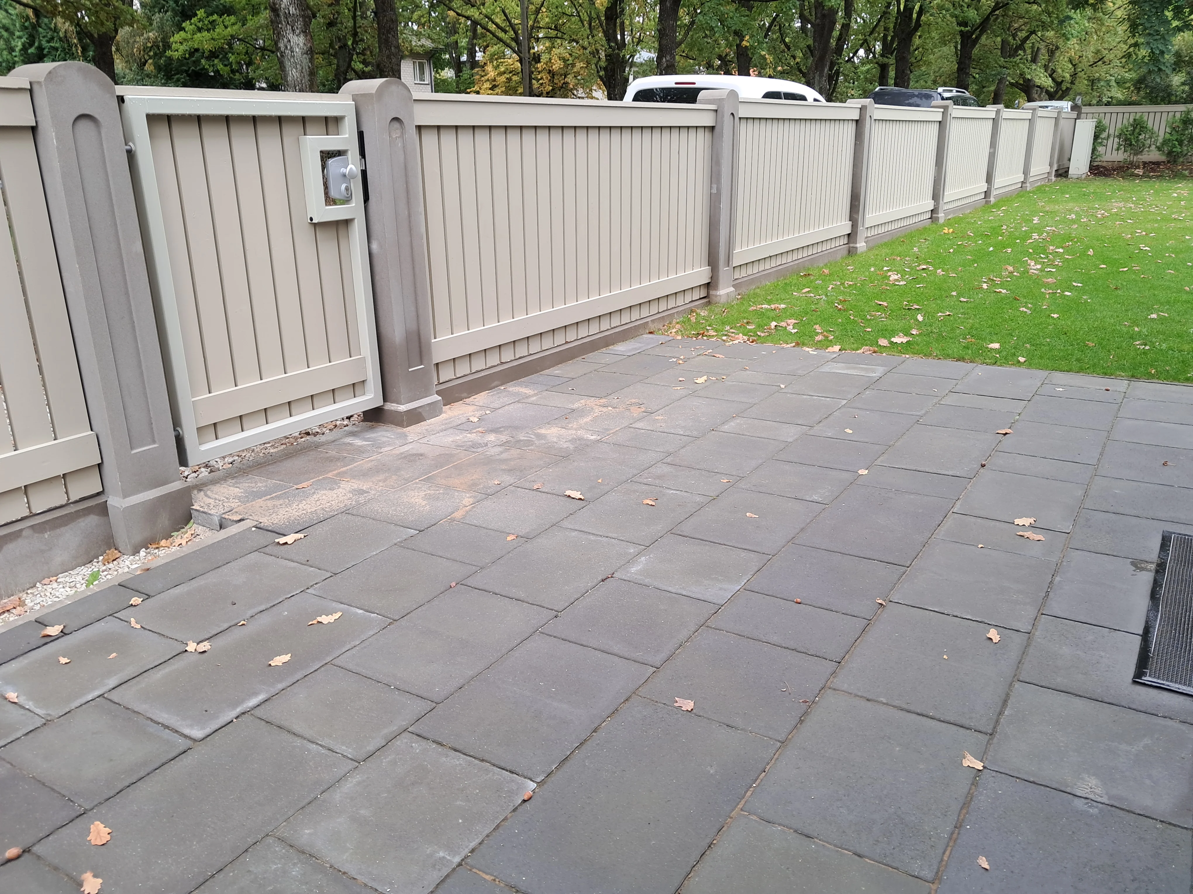 Puitaed - vertikaalne beeži laudisega aed jalakäijaväravaga betoonpostidel