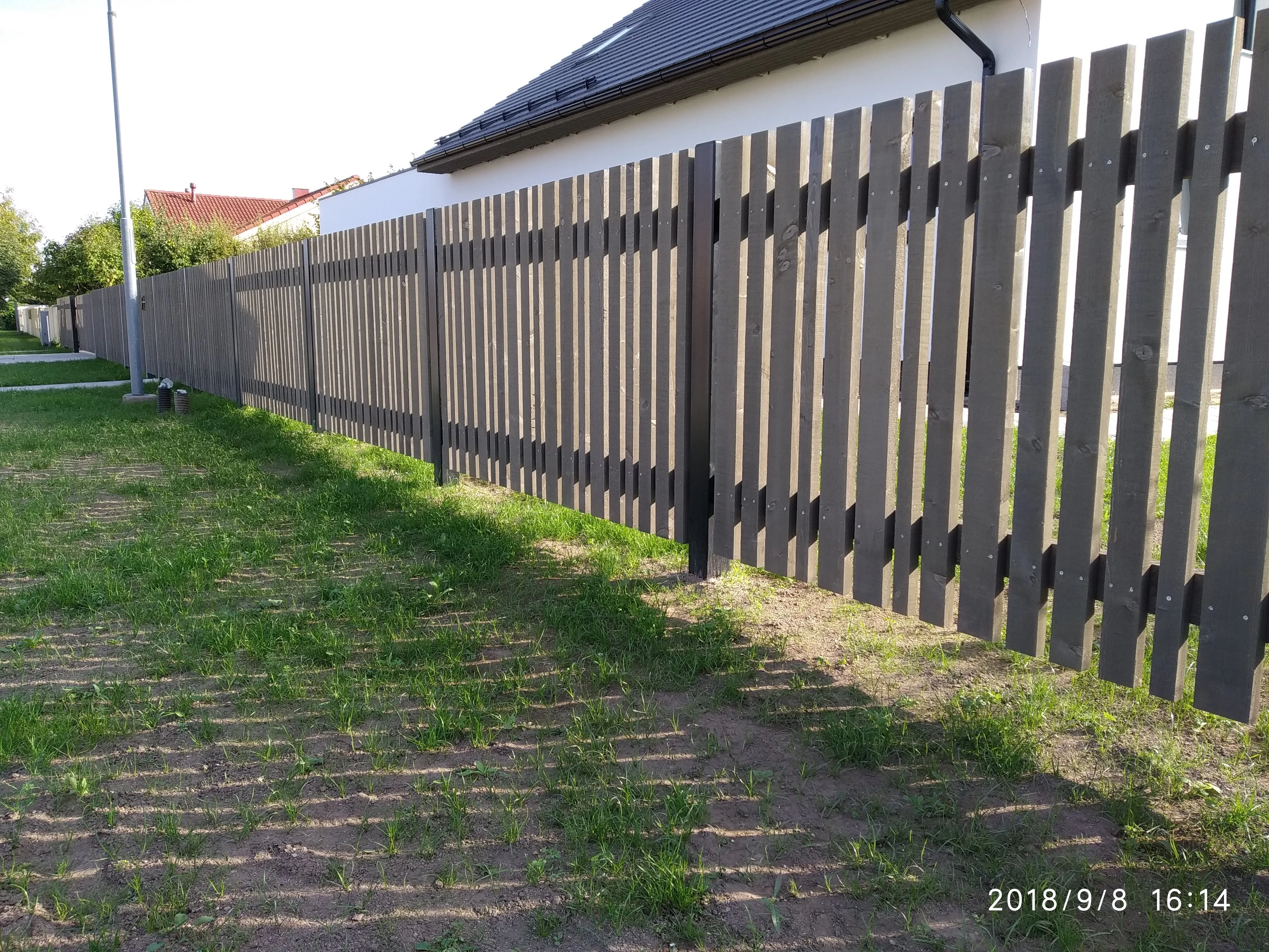 Puitaed - vertikaalne antratsiithall laudis metalpostidel eramu aias