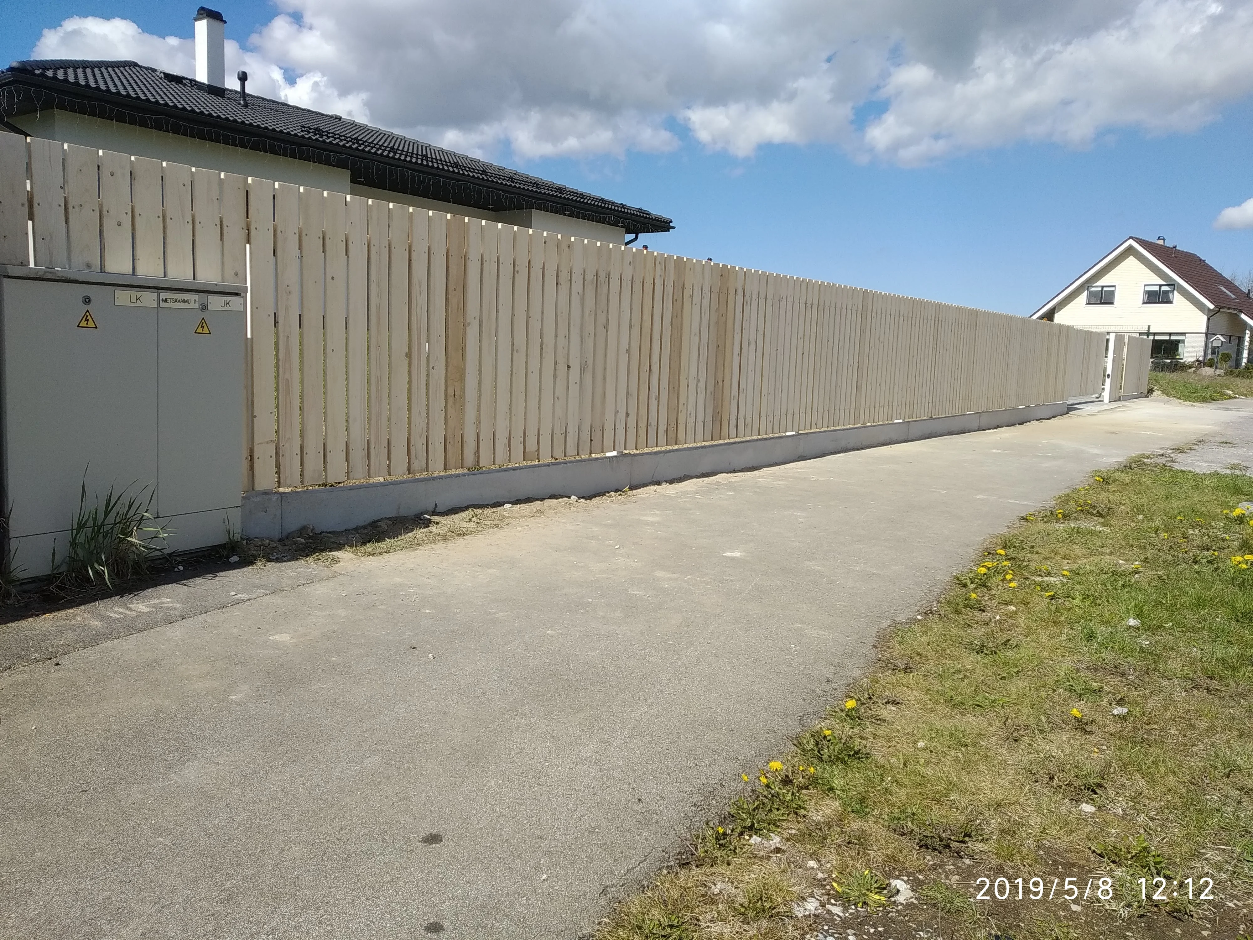 Puitaed - vertikaalne hele laudis betoonvundamendiga linnaosas