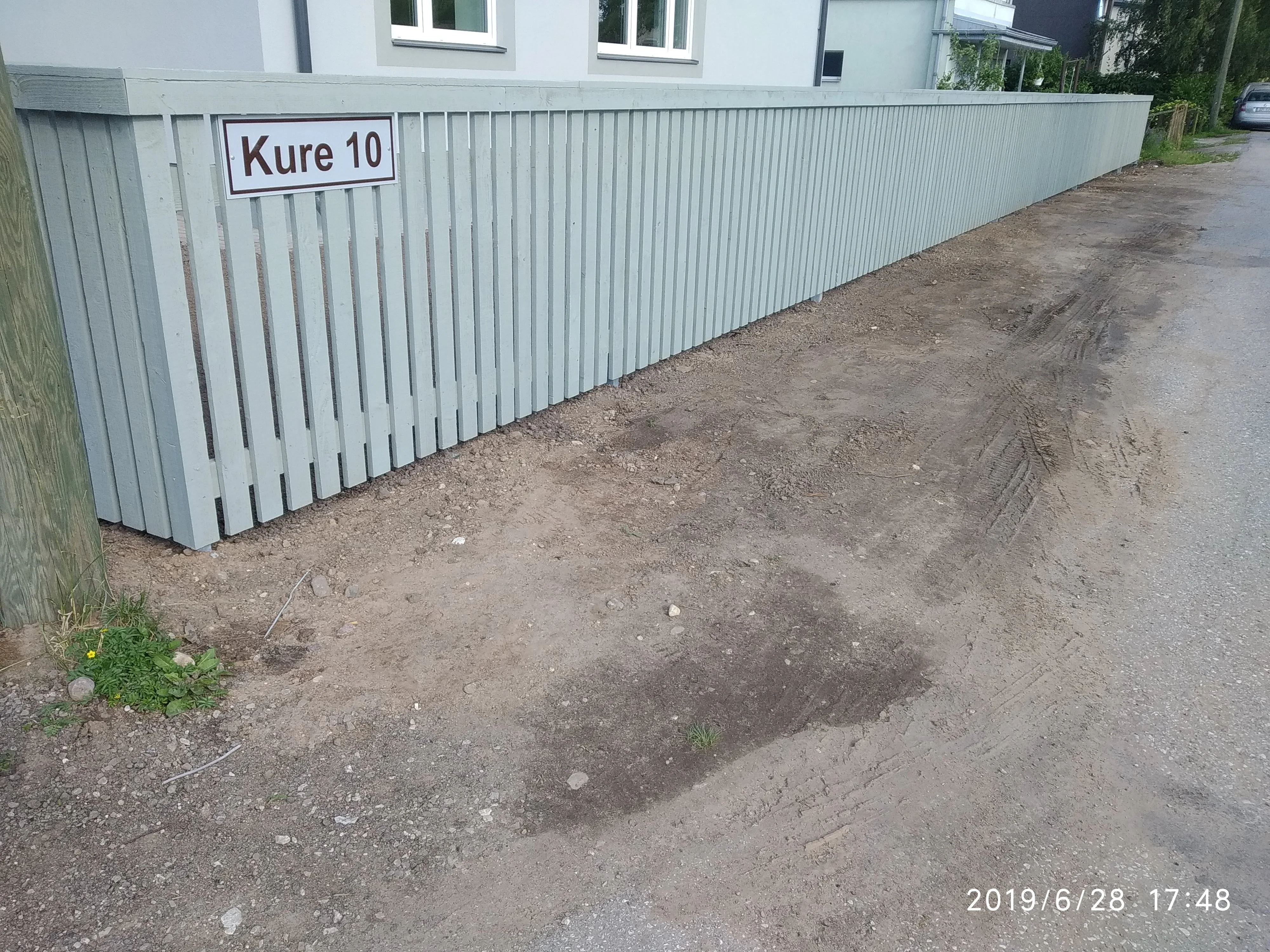 Puitaed - vertikaalne hall laudis betoonvundamendiga eramajas