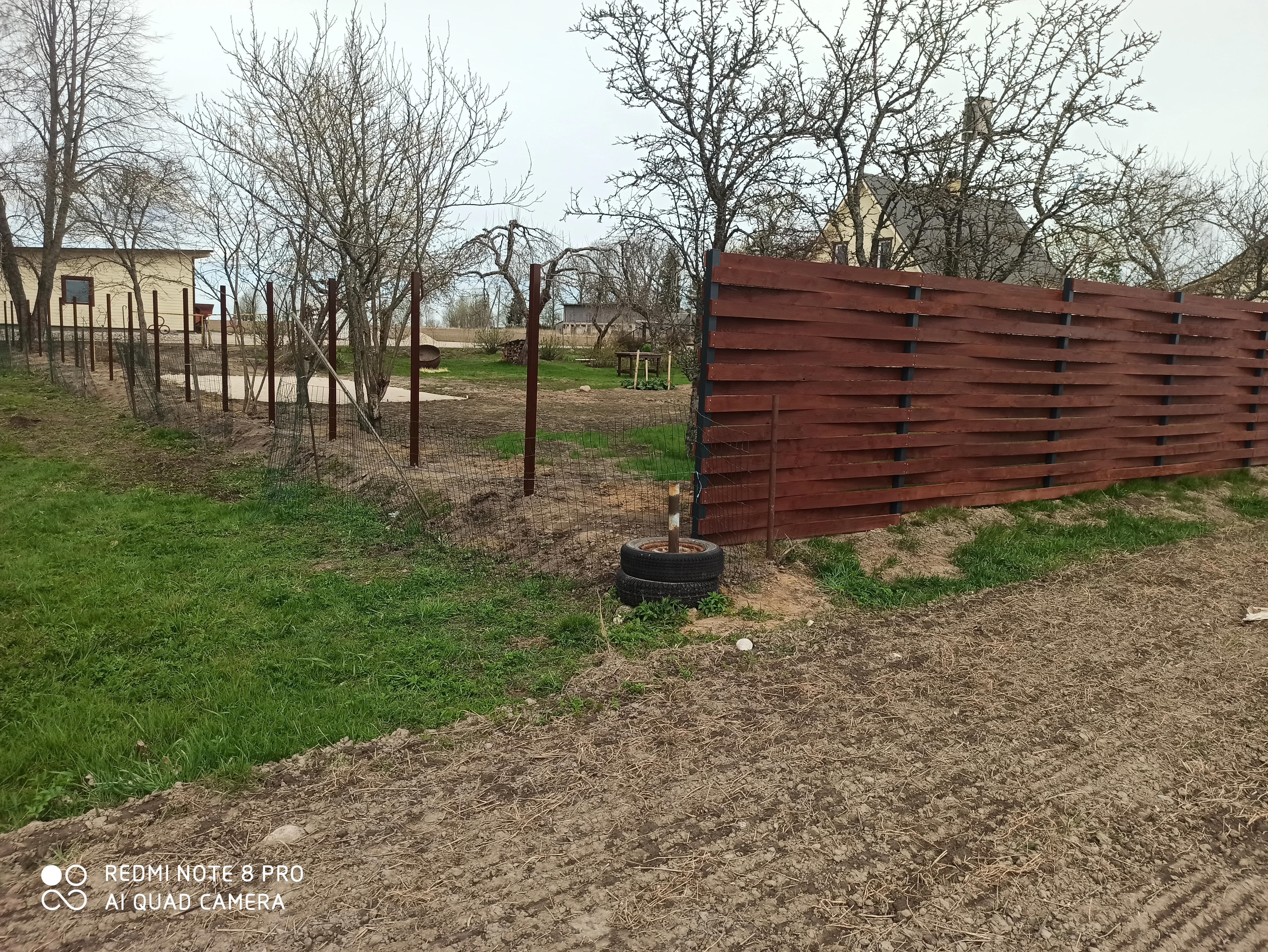 Puitaed - pruun horisontaalne laudis metalpostidel maakohas