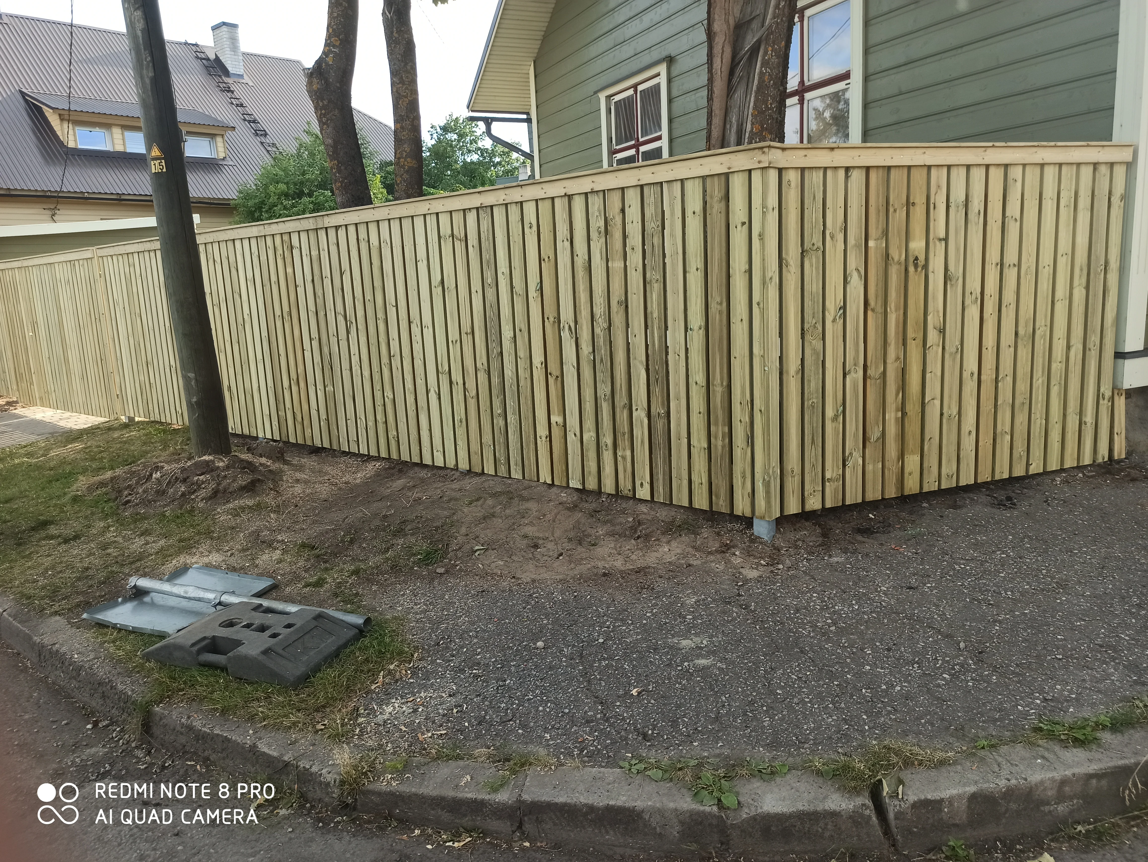 Puitaed - hele vertikaalne laudis metalpostidel eramu nurgas