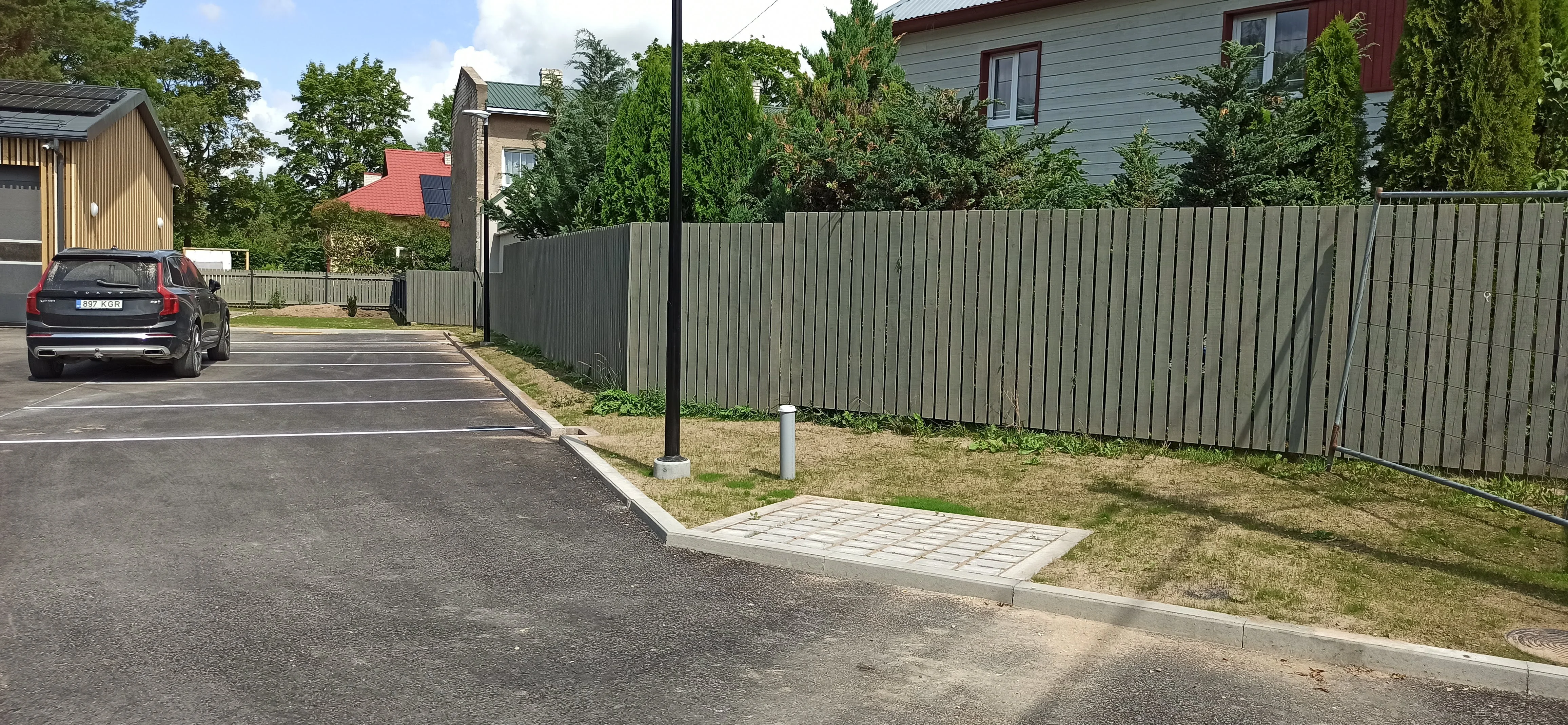 Puitaed - hall vertikaalne laudis eramu parkla ääres