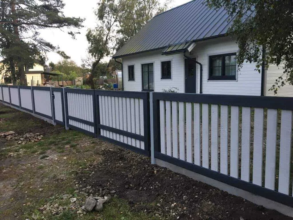 Puitaed - puitlaudisega aed metalpostidel eramu hoovis