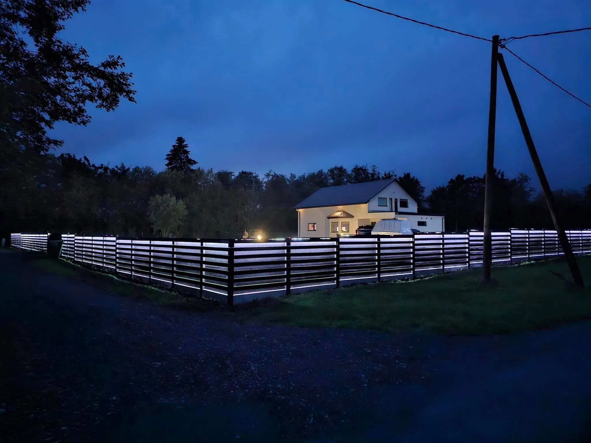 Puitaed - vertikaalne puitlaudisega aed eramu kinnistul