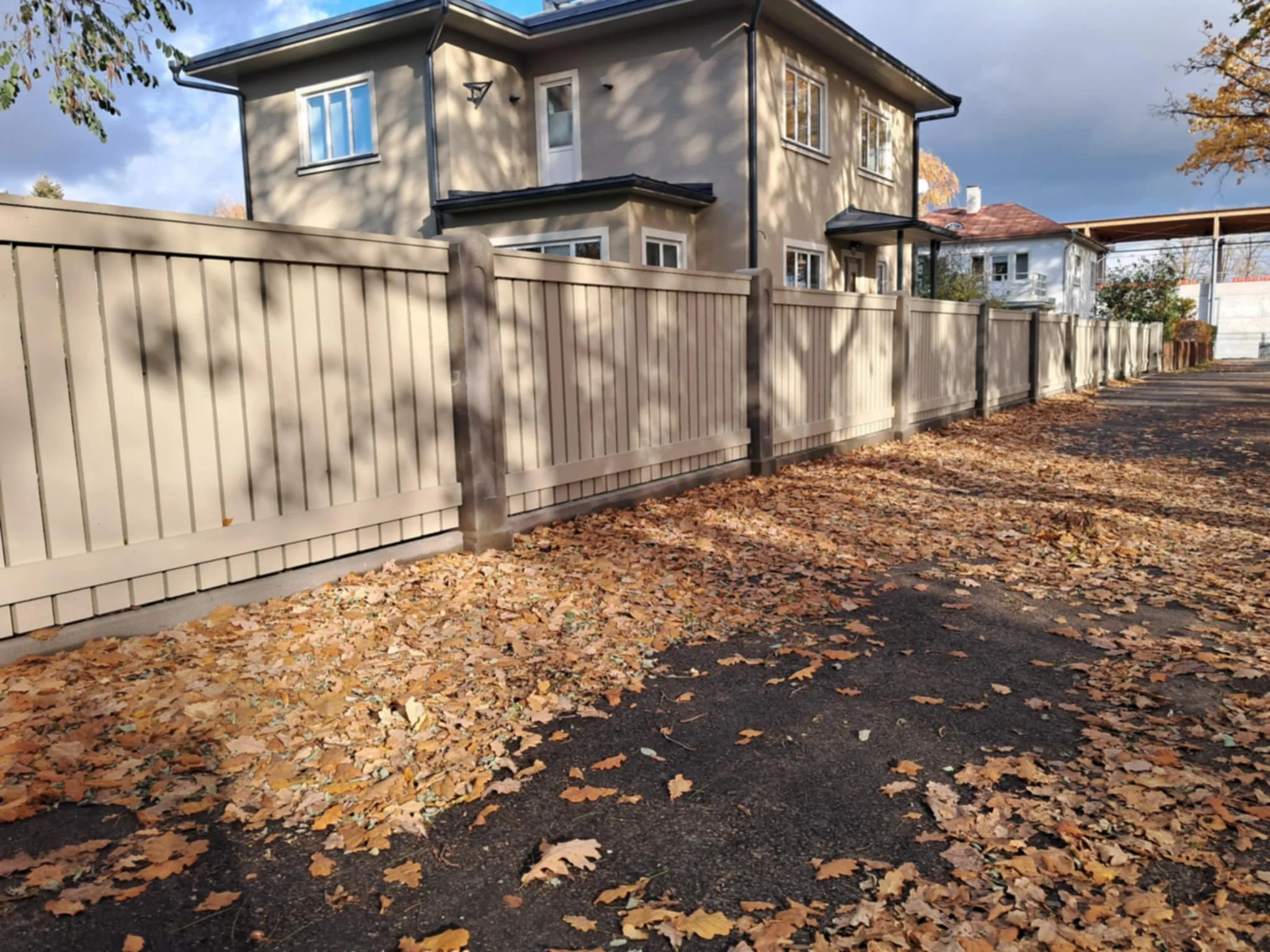 Puitaed - horisontaalne puitlaudisega aed eramu ümber