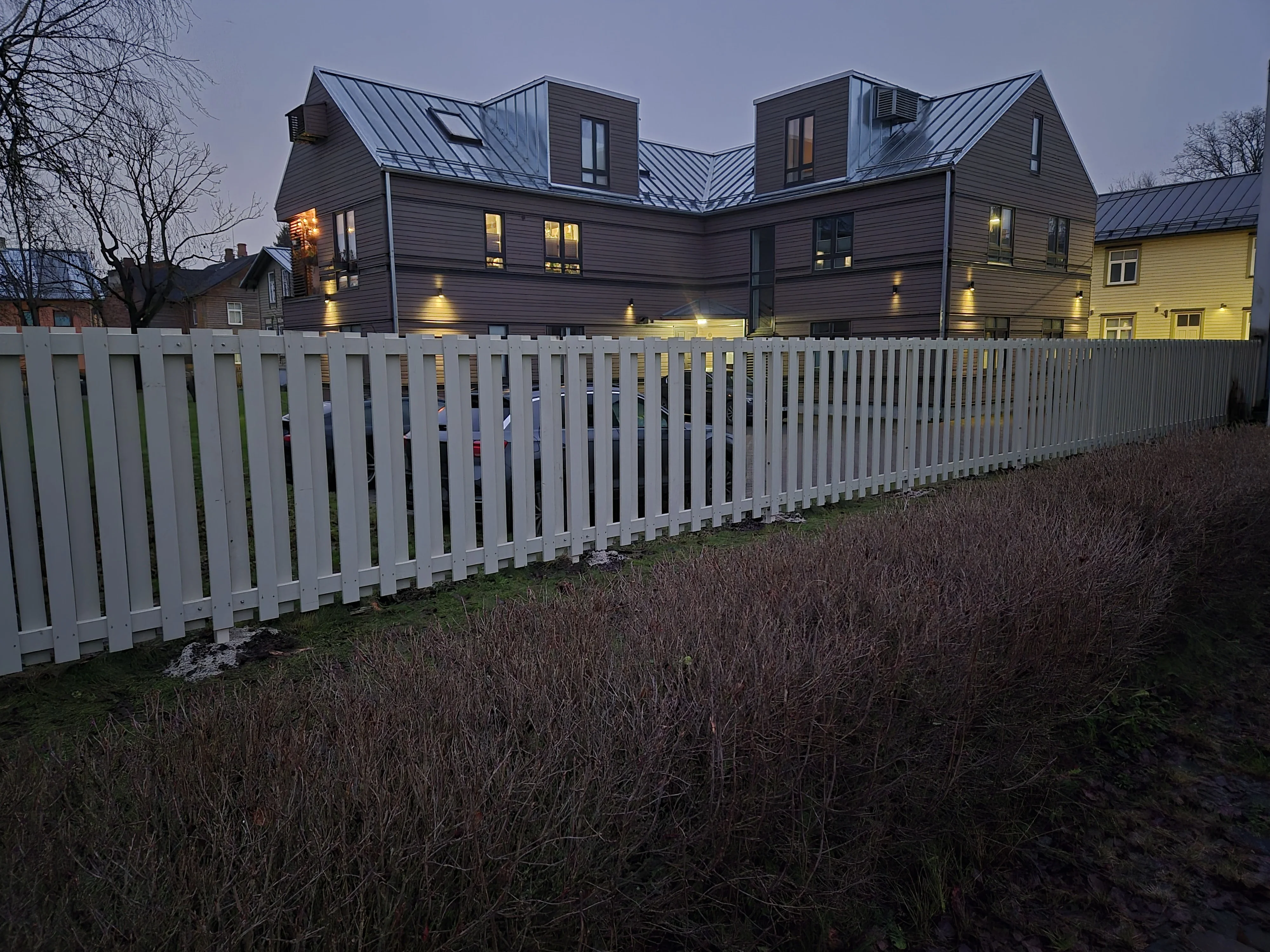 Puitaed - horisontaalne puitlaudisega aed talvel lumes