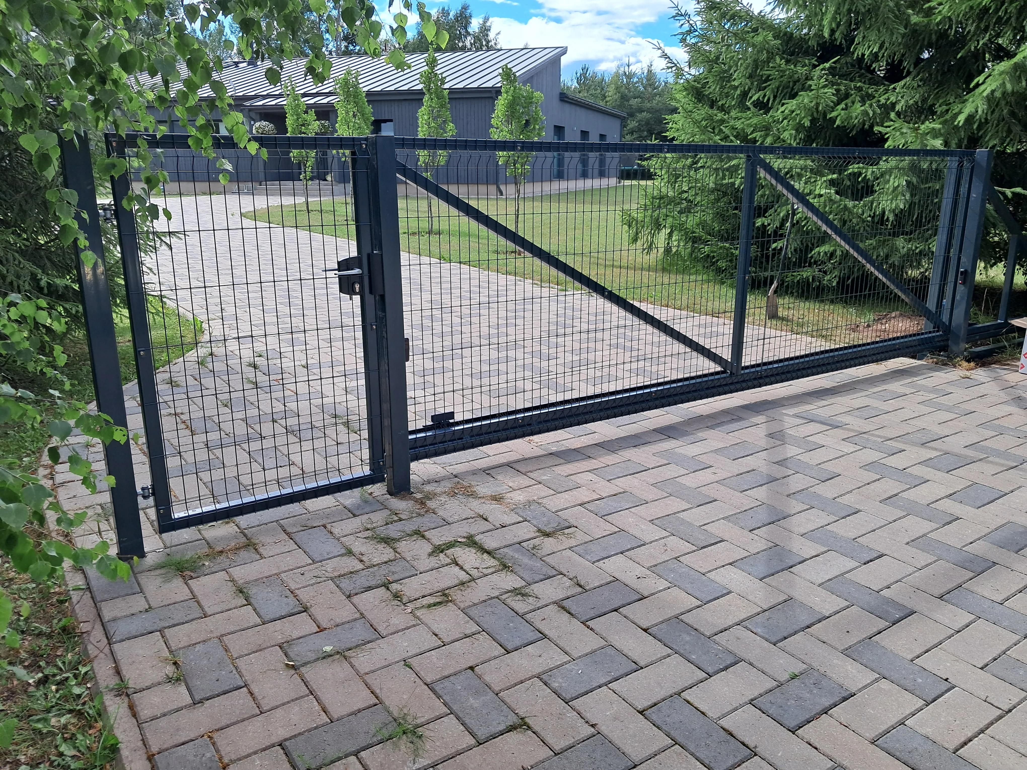 Värav - horisontaalne puitlaudis värav metallpostidel eramu hoovis Tartus