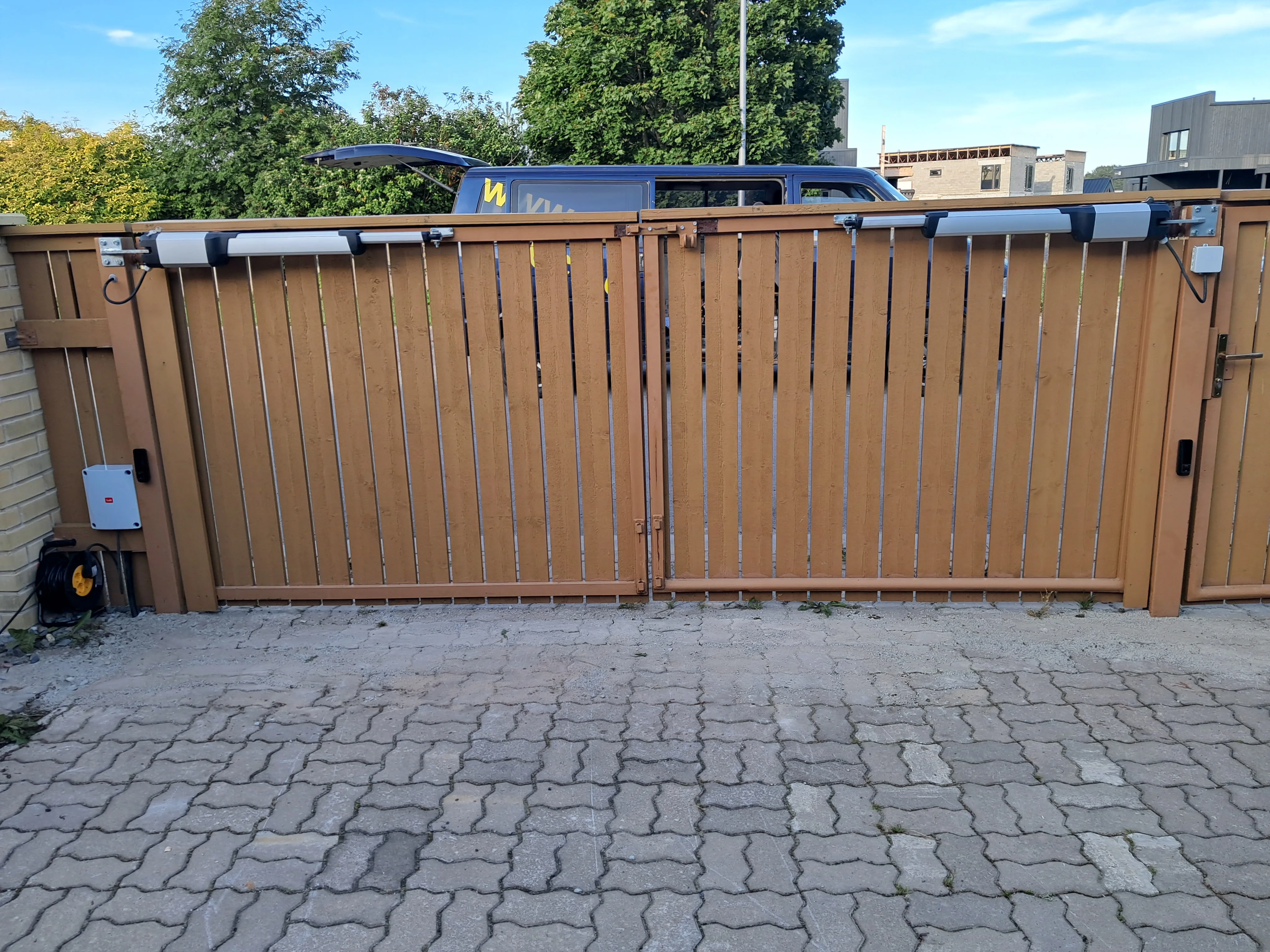 Värav - pruunid puitlaudisega kahepoolsed väravad automaatikaga Saue vallas
