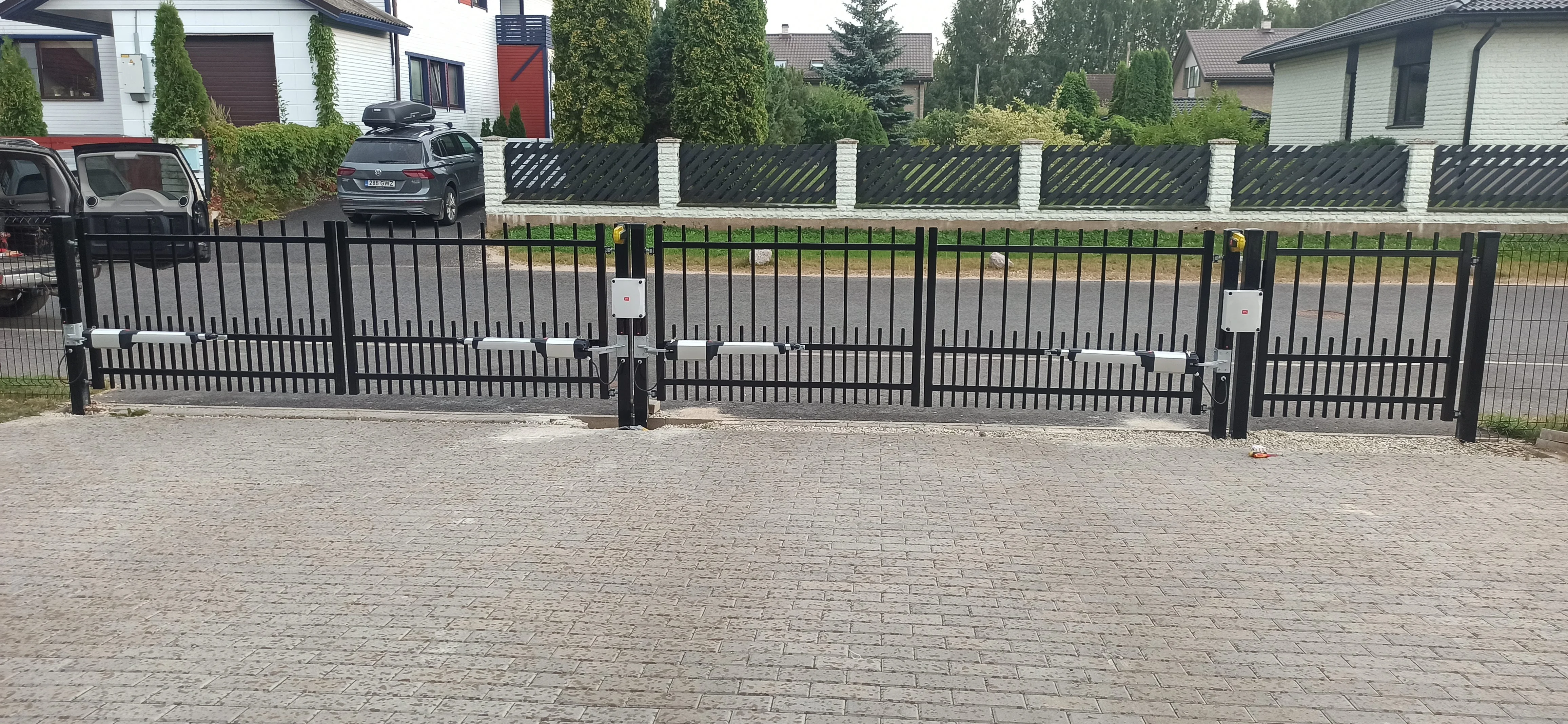 Värav - must metallvarbaed tiibvärav automaatikaga kivipostide vahel