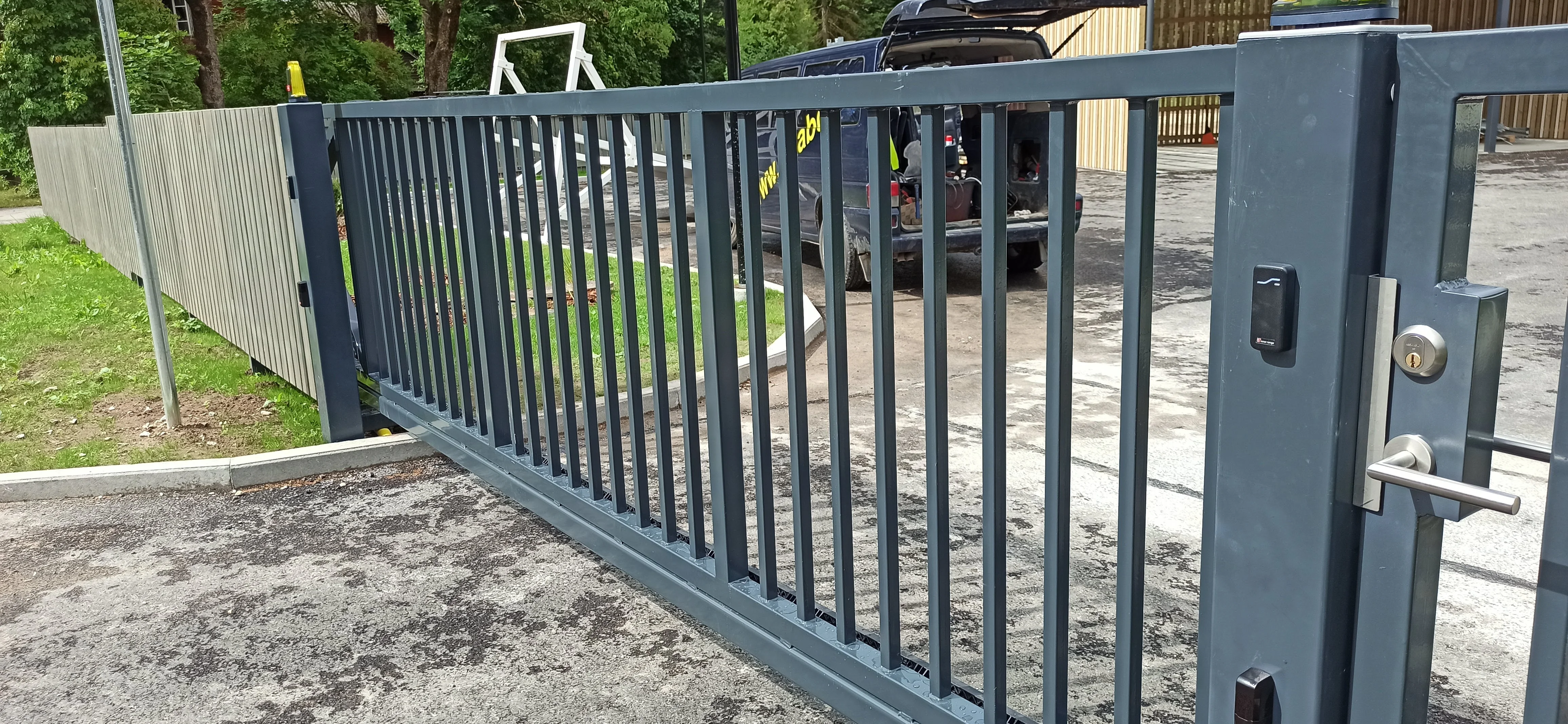 Värav - antratsiithall metallvarbaed liugvärav automaatikaga Haapsalus
