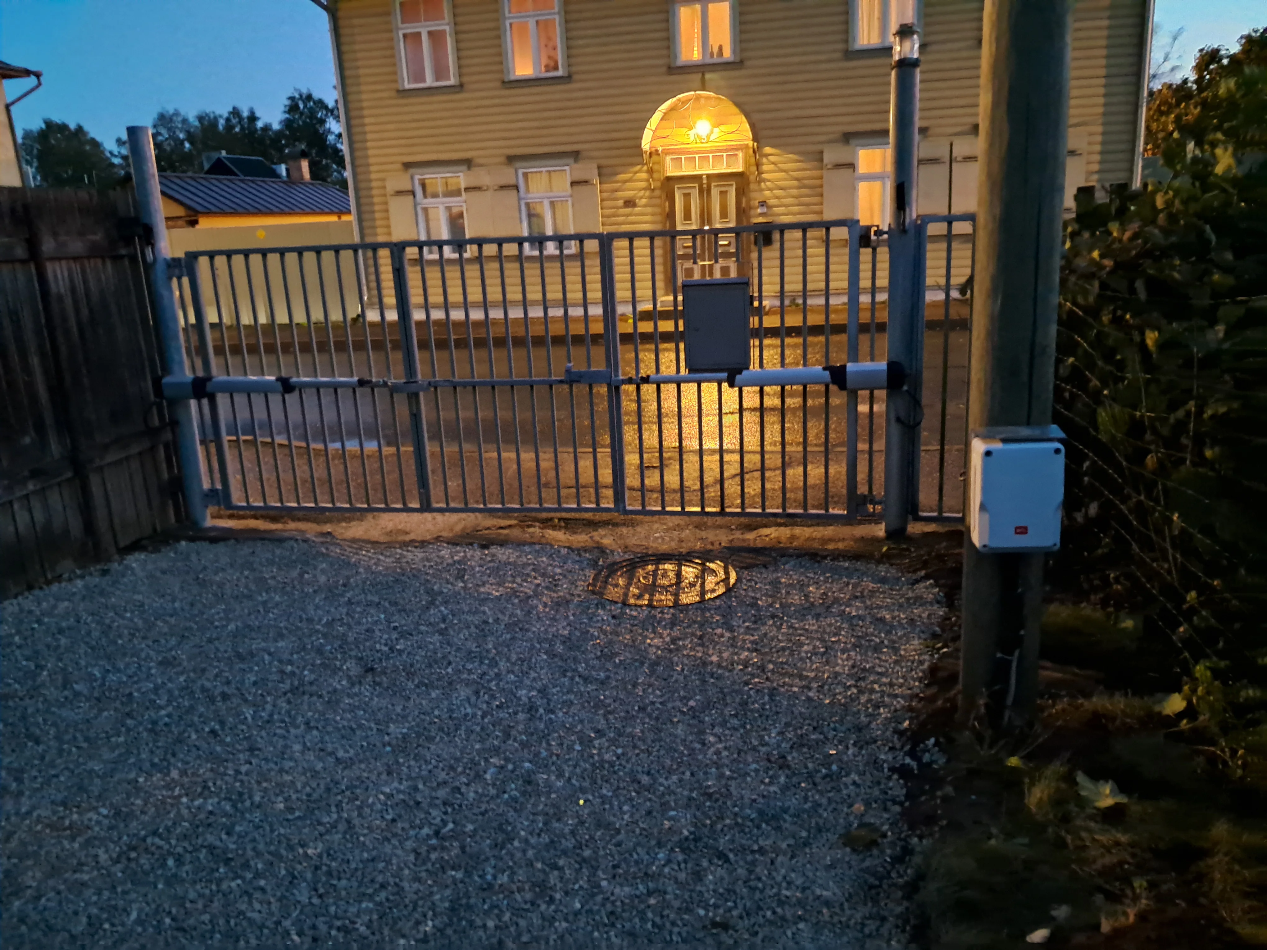 Värav - liugvärav eramu hoovis metallpostidega Tartumaal