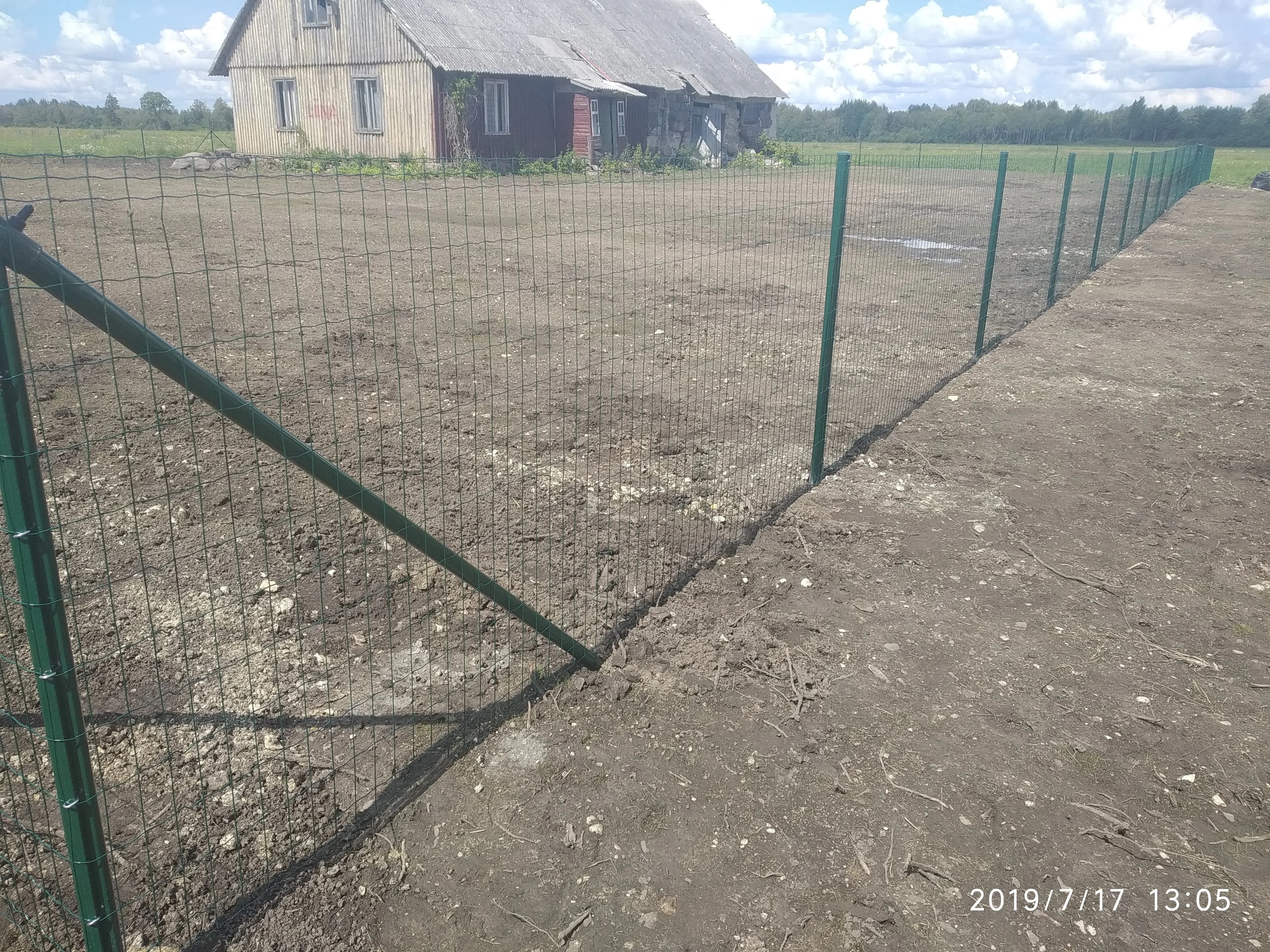 Vorkaed - roheline traataed postidega põllul maakohas