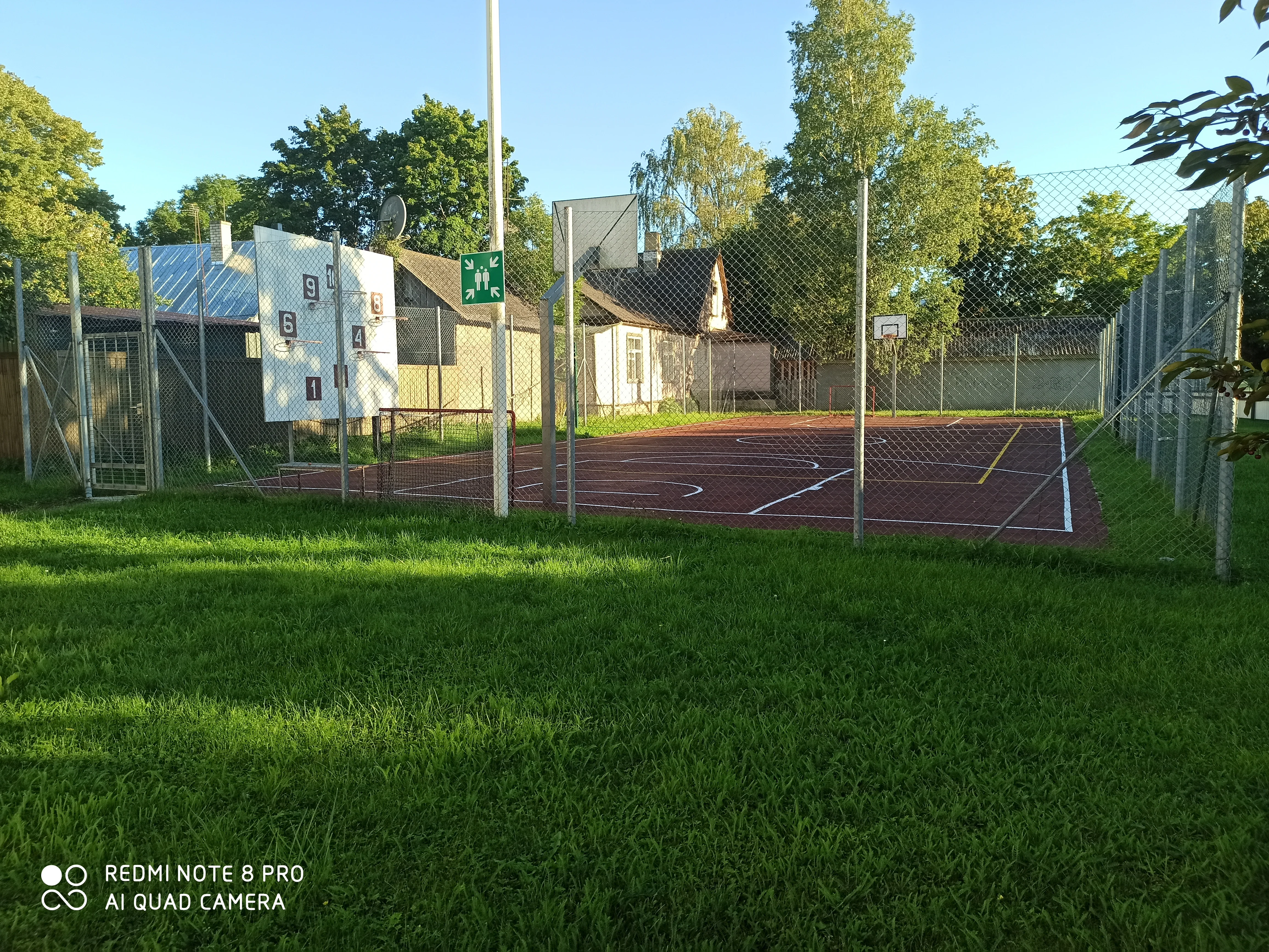 Vorkaed - tsingitud traataed korvpalliväljaku ümber spordikeskuses